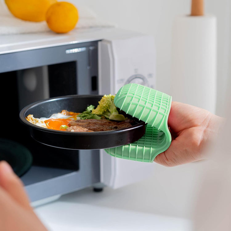 Mini Silicone Oven Mitts Set, Oven Mitts Heat Insulation, Oven Gloves for Kitchen Cooking and Baking, Protecting Fingers Mini Oven Hand Clips are Sold in Pairs (Square-Green)