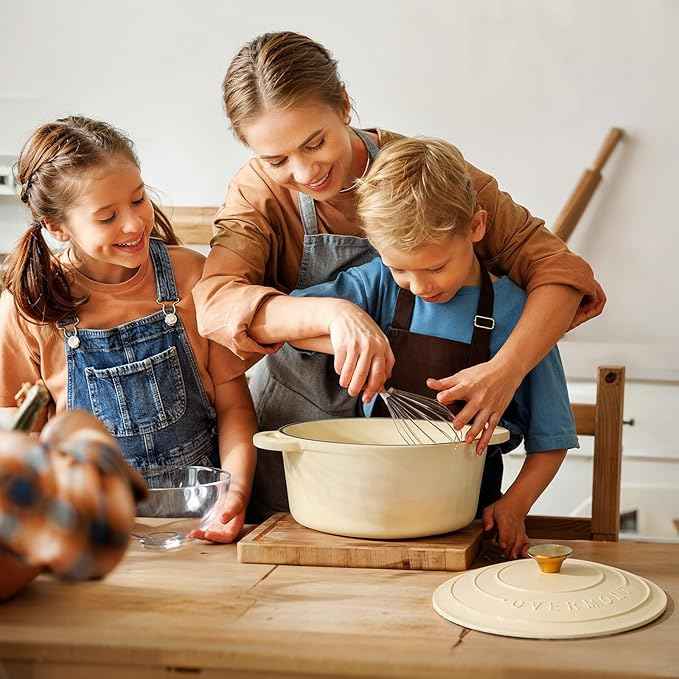 Overmont Enameled Cast Iron Dutch Oven - 4.5QT Pot with Lid Cookbook & Cotton Potholders - Heavy-Duty Cookware for Braising, Stews, Roasting, Bread Baking Cream White