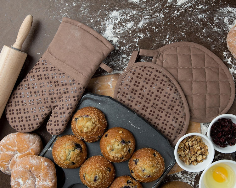 Sticky Toffee Silicone Pot Holders Set of 2, Brown, Heat Resistant to 500°F, Non-Slip Oven Hot Pads with Oeko-Tex Cotton Shell, 7 x 9 in