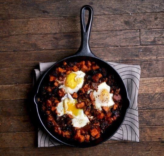Lodge 9 Inch Cast Iron Pre-Seasoned Skillet – Signature Teardrop Handle - Use in the Oven, on the Stove, on the Grill, or Over a Campfire, Black - Nestoria