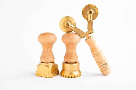 La Gondola Set of 3 Pasta Tools - Square Festooned 1.77x1.77in & Round Festooned 1.97in Ravioli Stamps & Double Pasta Cutter Wheel (Festooned & Smooth) | Brass & Natural Wood | Italian Pasta Cutters