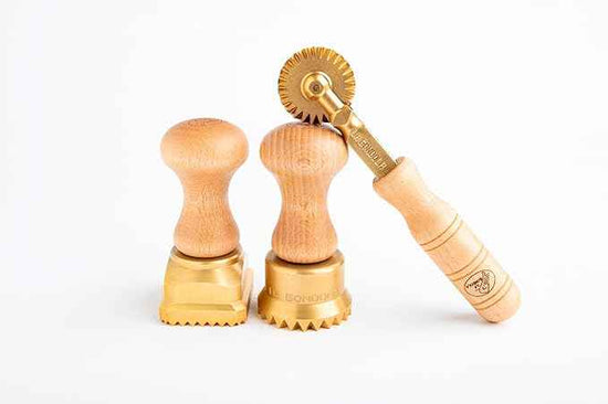 La Gondola Set of 3 Pasta Tools - Square Festooned 1.77x 1.77 in & Round Festooned 1.97in Ravioli Stamps & Pasta Cutter Festooned Wheel | Brass & Natural Wood | Easy to Use | Made in Italy
