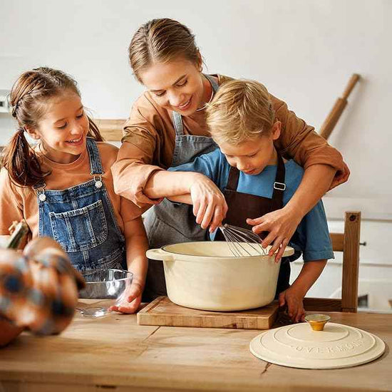 Overmont Enameled Cast Iron Dutch Oven - 7QT Pot with Lid Cookbook & Cotton Potholders - Heavy-Duty Cookware for Braising, Stews, Roasting, Bread Baking Cream White