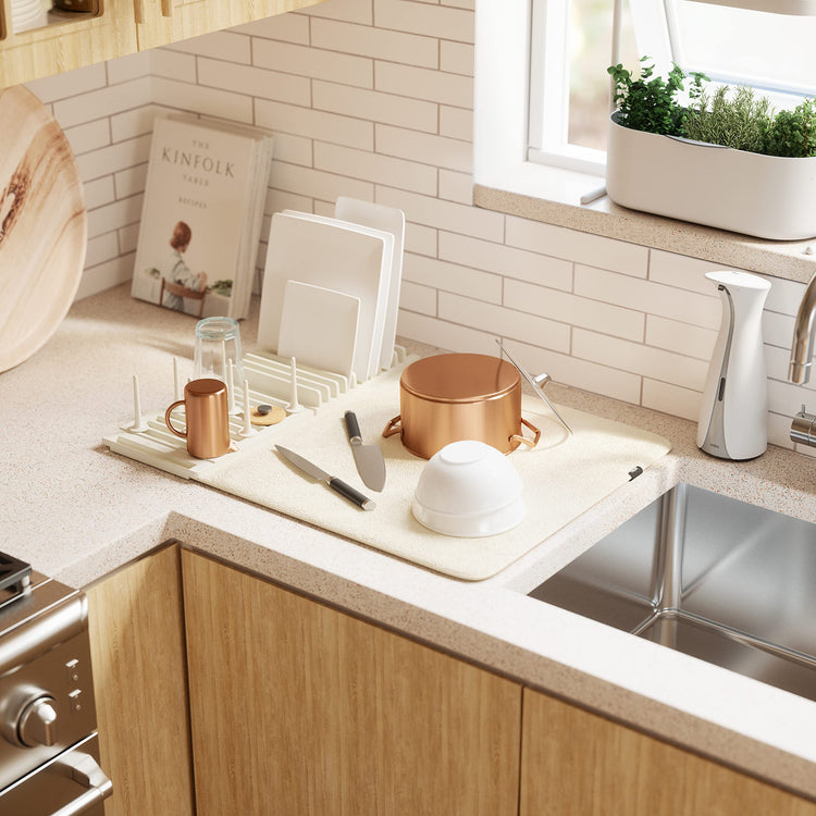 Udry Dish Rack with Movable Pegs and Microfiber Drying Mat