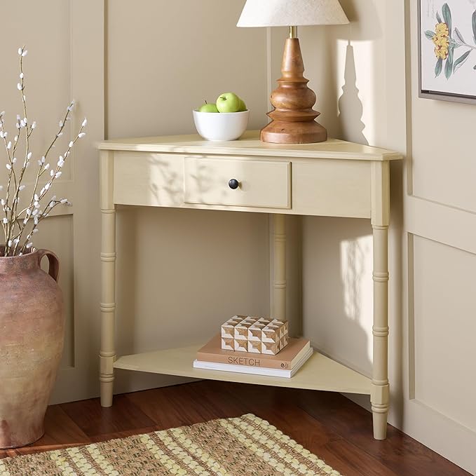 SAFAVIEH Home Collection – Gomez Sand Corner Table, 1-Drawer Space-Saving Triangle Accent Table, Classic Turned-Leg Design (AMH5709G)