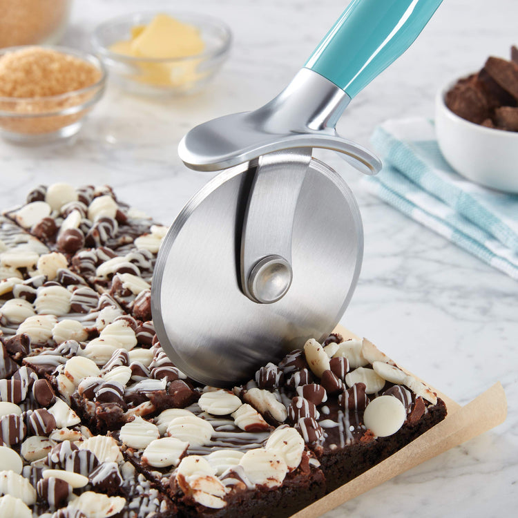 Classic Pizza Wheel with Sharp Blade For Cutting Through Crusts