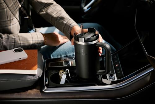 Quencher H2.0 Flow State Tumbler (64 Ounces / Dried Pine)